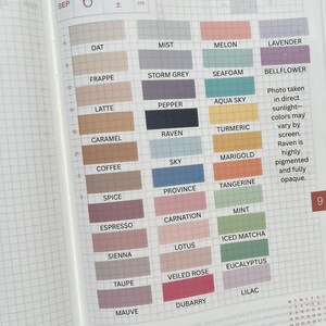 Puede incluir: Una tabla de muestras de color impresa en papel cuadriculado con veinticuatro rect&aacute;ngulos de color etiquetados con nombres como Oat, Frappe, Latte, Caramel, Coffee, Spice, Espresso, Sienna, Taupe, Mauve, Mist, Storm Grey, Pepper, Raven, Sky, Province, Carnation, Lotus, Veiled Rose, Dubarry, Melon, Seafoam, Aqua Sky, Turmeric, Marigold, Tangerine, Mint, Iced Matcha, Eucalyptus y Lilac.