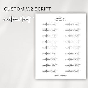 Peut inclure: Feuille d'autocollants blancs avec le texte "custom text" dans une police manuscrite. Les mots "CUSTOM V.2 SCRIPT" et "SCRIPT V.2 CUSTOM TEXT" sont en haut. Les mots "CORAL AND PAPER" sont en bas.