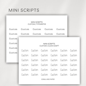Puede incluir: Dos tarjetas blancas con el texto "MINI SCRIPTS" en la parte superior. Una tarjeta tiene "CUSTOM | TYPEWRITER" y la otra "CUSTOM | CLEAN SCRIPT". Ambas tarjetas muestran la palabra "Custom" repetida en fuentes de máquina de escribir y de escritura limpia.