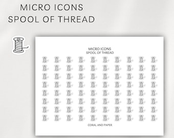 Könnte beinhalten: Ein Bogen weißer Aufkleber mit schwarz-weißen Garnrollen-Symbolen. Der Text "MICRO ICONS SPOOL OF THREAD" steht oben. Ein einzelner Aufkleber ist links abgebildet. Die Worte "CORAL AND PAPER" stehen unten.