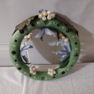 Hermosa corona de flores con cuentas azules