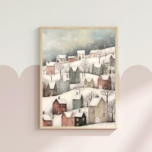 Puede incluir: Una pintura de acuarela de un pueblo nevado con casas en varios tonos de azul, verde y rojo. Las casas están agrupadas en una ladera, con árboles cubiertos de nieve y un cielo estrellado en el fondo.