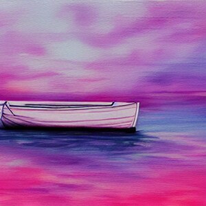 Op de afbeelding: Een witte houten roeiboot ligt op een kalm wateroppervlak met een paarse en roze lucht op de achtergrond.