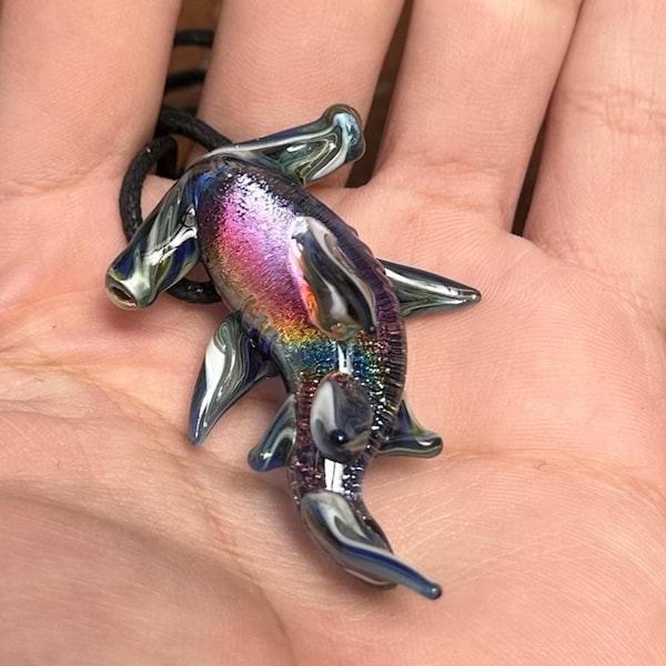 Collar de tiburón martillo de vidrio soplado hecho a mano - Criatura marina dicroica