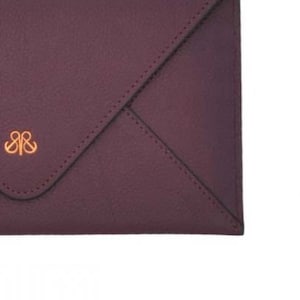 Sobre Cartera Maroon Fine Textured