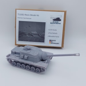 Könnte beinhalten: Graues T110E3 Resin-Modellbausatz eines amerikanischen Tank-Destroyers. Das Modell ist im Maßstab 1:72 mit feinen Details und beweglichen Teilen. Die Box enthält den Text "T110E3 Resin Model Kit" und "American Tank-Destroyer". Hergestellt in Deutschland.