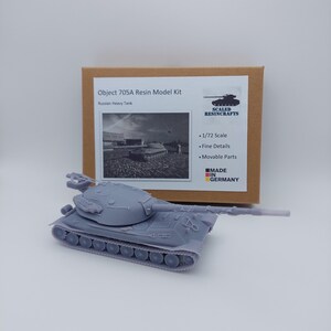 Könnte beinhalten: Graues Object 705A Resin-Modellbau-Set im Maßstab 1:72 mit feinen Details und beweglichen Teilen. Das Set wird vor seinem Karton präsentiert, der den Text "Object 705A Resin Model Kit" und "Russian Heavy Tank" enthält.