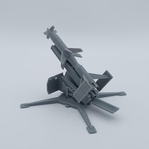 Könnte beinhalten: Graues 3D-gedrucktes Modell eines Raketenwerfers. Das Modell zeigt eine Rakete mit Flossen, die auf einer Basis mit mehreren Beinen montiert ist. Der Werfer ist nach oben abgewinkelt, was auf eine Startposition hindeutet. Das Gesamtdesign ist detailliert und realistisch.