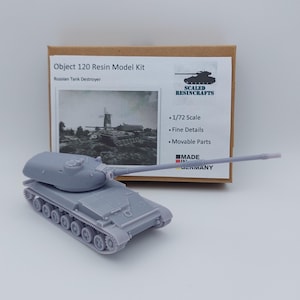 Könnte beinhalten: Graues Object 120 Resin Modellbausatz, ein russischer Panzerzerstörer, mit feinen Details und beweglichen Teilen. Das Modell ist im Maßstab 1:72 und hergestellt in Deutschland. Der Bausatz befindet sich vor einem Karton mit Produktinformationen.