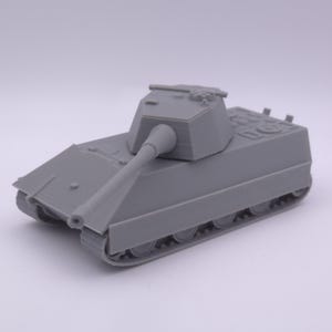 Könnte beinhalten: Ein graues, 3D-gedrucktes Panzermodell mit einem zentralen Turm, einem langen, nach vorne gerichteten Kanonenrohr und sichtbaren Laufrollen an der Seite. Der Panzer verfügt über ein flaches Oberdeck mit geformten Details und eine matte Oberfläche.