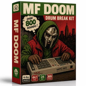 Könnte beinhalten: Eine Box für ein MF DOOM Drum Break Kit. Die Box zeigt eine Illustration von MF DOOM mit Maske und grünem Kapuzenpullover, mit dem Text "OVER 800 SOUNDS!". Die Box zeigt auch das Akai MPC 60 MIDI Production Center.