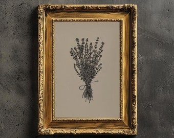 Op de afbeelding: Een versierd gouden frame met een zwart-witte illustratie van een bosje kruiden erin. Het frame heeft een decoratieve rand en een lichtbruine achtergrond.