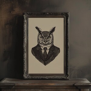 Eule in Anzug Wanddruck Vintage Eule Porträt Zeichnung Majestätische Eule Illustration Vogel Wand Kunst Printable Eulenvogel Druck für Büro Wanddekor