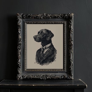 Puede incluir: Una ilustración en blanco y negro de un perro con traje y corbata. El perro está en un marco con un marco negro adornado.
