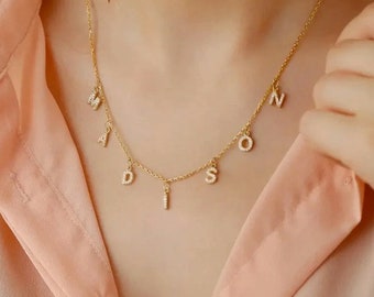Personalisierte Bling-Buchstaben-Halskette – baumelnde Buchstaben-Halskette in Gold – personalisiertes Geschenk für Mama. Namenskette