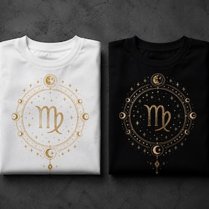 Peut inclure: Un t-shirt blanc et un t-shirt noir, chacun arborant un motif doré du signe astrologique de la Vierge centré dans un cadre circulaire composé d'étoiles et de phases lunaires. Le design présente des détails célestes et des petites étoiles.