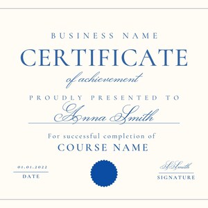 Op de afbeelding: Crèmekleurig certificaat met blauwe tekst en een blauwe zegel. Het certificaat luidt "CERTIFICATE of achievement" en wordt gepresenteerd aan "Anna Smith". Bevat de datum "01.01.2022" en een handtekeningregel.