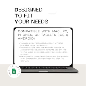 Puede incluir: Una computadora port&aacute;til muestra el texto: "DESIGNED TO FIT YOUR NEEDS". La pantalla tambi&eacute;n muestra "COMPATIBLE CON MAC, PC, TEL&Eacute;FONOS O TABLETAS (IOS & ANDROID)". Tambi&eacute;n se ven instrucciones para acceder a una plantilla de Google Sheets.