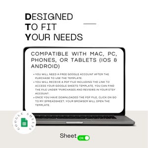 K&ouml;nnte beinhalten: Ein Laptop-Bildschirm zeigt eine Google Sheets-Vorlage mit dem Text "DESIGNED TO FIT YOUR NEEDS" und "COMPATIBLE WITH MAC, PC, PHONES, OR TABLETS (IOS & ANDROID)". Der Bildschirm enth&auml;lt auch eine Liste von Anweisungen zur Verwendung der Vorlage. Der Laptop befindet sich auf einer wei&szlig;en Oberfl&auml;che mit einem Google Sheets-Logo in der linken unteren Ecke. Der Text "Sheet ON" ist in der rechten unteren Ecke sichtbar.