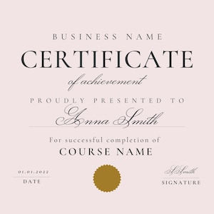 Pode incluir: Um certificado de realização em um fundo rosa claro. O texto inclui "BUSINESS NAME", "CERTIFICATE of achievement", "PROUDLY PRESENTED TO Anna Smith", "For successful completion of COURSE NAME", "01.01.2022 DATE" e uma assinatura.