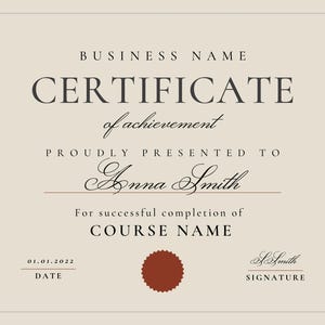 Pode incluir: Um certificado de realização com fundo bege e borda creme. O texto inclui "BUSINESS NAME", "CERTIFICATE of achievement", "PROUDLY PRESENTED TO Anna Smith", "For successful completion of COURSE NAME", "01.01.2022 DATE" e "SIGNATURE". Um selo vermelho está no centro.