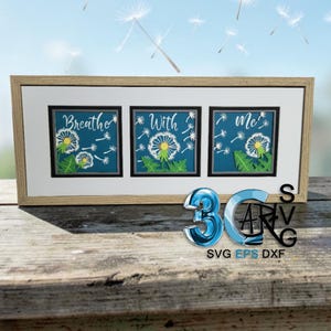 Peut inclure: Un cadre rectangulaire en bois clair contenant trois panneaux carrés sur fond bleu. Chaque panneau présente des illustrations de pissenlits blancs avec des feuilles vertes et des cœurs jaunes. Le texte "Breathe", "With", "Me" est imprimé en blanc.