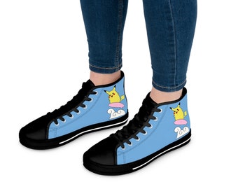 Op de afbeelding: Een paar blauwe high-top canvas schoenen met zwarte veters en een zwarte zool. De schoenen hebben een cartoon afbeelding van Pikachu die op een roze wolk rijdt.