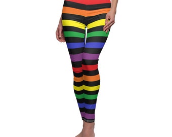Puede incluir: Leggings con rayas horizontales de arcoíris, separadas por bandas negras. Los colores son rojo, naranja, amarillo, verde, azul y morado. Los leggings son ajustados y están hechos de una tela suave.