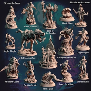 Puede incluir: Un conjunto de 14 figuras en miniatura que representan varias criaturas y personajes de un mundo de fantasía. Las figuras están hechas de un material marrón claro y están pintadas en una variedad de colores. Las figuras están dispuestas en un círculo sobre un fondo azul. Los nombres de cada figura están escritos debajo.