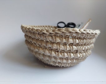 Little basket in sisal rope and hemp string