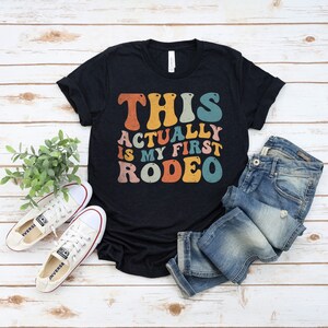 Esta es en realidad mi primera camisa de rodeo regalo divertido primera camiseta de rodeo camisa de vaquero retro letras onduladas camisa de vaquera regalo para su humor occidental