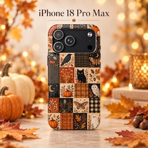 Könnte beinhalten: Eine Smartphone-Hülle für das iPhone 18 Pro Max mit einem Patchwork-Design und herbstlichen Illustrationen, darunter eine schwarze Katze, eine Eule, ein Geist, Kürbisse, Motten, eine Krähe, eine Kerze und Laub in Orange-, Braun-, Schwarz- und Cremetönen.