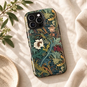 Könnte beinhalten: Eine Smartphone-Hülle mit einem detaillierten botanischen Muster auf dunkelgrünem Hintergrund, bestehend aus verschlungenem Blattwerk in Hellgrün und Gelb sowie markanten weißen Blüten mit braunen Mitten, die die gesamte Rückseite bedecken.
