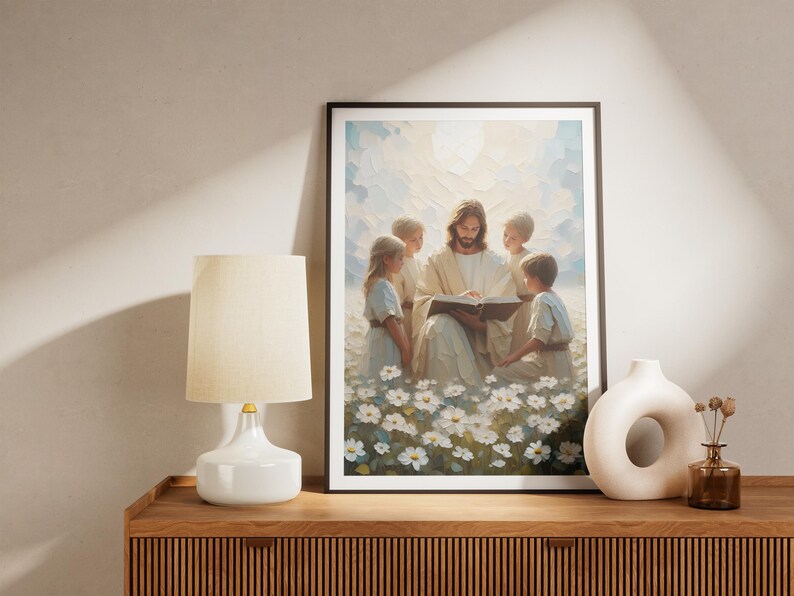 Puede incluir: Una pintura de Jes&uacute;s leyendo un libro a cuatro ni&ntilde;os en un campo de flores blancas. Los ni&ntilde;os visten ropa blanca y azul. La pintura est&aacute; enmarcada en un marco negro.