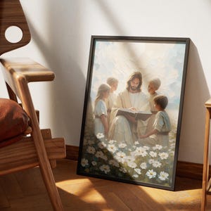 Puede incluir: Una pintura enmarcada que representa a Jes&uacute;s leyendo un libro a cuatro ni&ntilde;os en un campo de flores blancas. La pintura est&aacute; en un marco negro y tiene una paleta de colores suaves y c&aacute;lidos.
