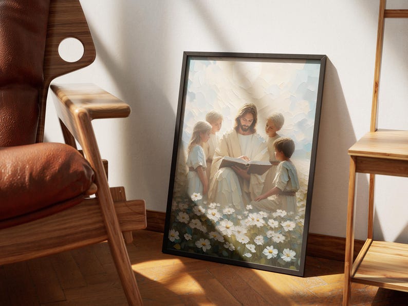 Puede incluir: Una pintura enmarcada que representa a Jes&uacute;s leyendo un libro a cuatro ni&ntilde;os en un campo de flores blancas. La pintura est&aacute; en un marco negro y tiene una paleta de colores suaves y c&aacute;lidos.