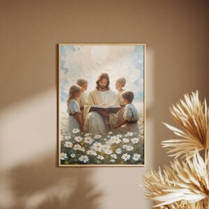 Puede incluir: Una pintura de Jes&uacute;s leyendo un libro a cuatro ni&ntilde;os en un campo de flores blancas. Los ni&ntilde;os est&aacute;n sentados alrededor de Jes&uacute;s, escuchando atentamente. La pintura est&aacute; ambientada en un fondo de cielo azul y nubes blancas.
