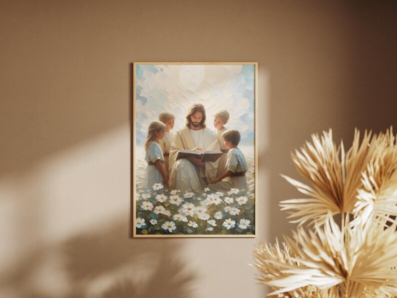 Puede incluir: Una pintura de Jes&uacute;s leyendo un libro a cuatro ni&ntilde;os en un campo de flores blancas. Los ni&ntilde;os est&aacute;n sentados alrededor de Jes&uacute;s, escuchando atentamente. La pintura est&aacute; ambientada en un fondo de cielo azul y nubes blancas.
