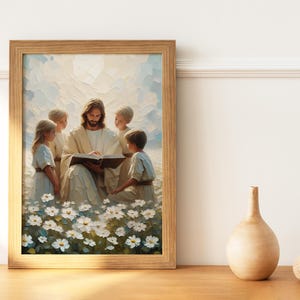 Puede incluir: Una pintura de Jes&uacute;s leyendo un libro a cuatro ni&ntilde;os en un campo de flores blancas. Los ni&ntilde;os est&aacute;n sentados alrededor de Jes&uacute;s, escuchando atentamente. La pintura est&aacute; enmarcada en un marco de madera clara.