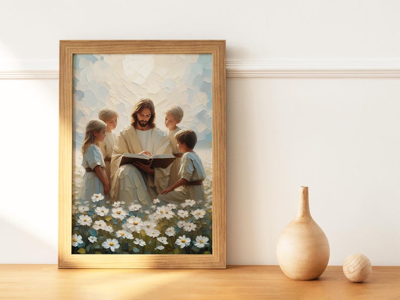 Puede incluir: Una pintura de Jes&uacute;s leyendo un libro a cuatro ni&ntilde;os en un campo de flores blancas. Los ni&ntilde;os est&aacute;n sentados alrededor de Jes&uacute;s, escuchando atentamente. La pintura est&aacute; enmarcada en un marco de madera clara.