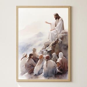 Puede incluir: Una pintura de acuarela de Jesucristo enseñando a un grupo de personas en la cima de una montaña. La escena está pintada en colores suaves y apagados, con un enfoque en las figuras y sus expresiones. Jesús lleva una túnica blanca y tiene la mano levantada en un gesto de enseñanza. Las personas escuchan atentamente, con la cabeza inclinada en señal de respeto.