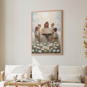 Puede incluir: Una pintura de Jes&uacute;s rodeado de cuatro ni&ntilde;os en un campo de flores blancas. Jes&uacute;s lleva una t&uacute;nica blanca y sostiene un libro. Los ni&ntilde;os visten ropas sencillas y miran a Jes&uacute;s.