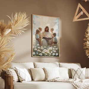 Puede incluir: Una pintura de Jes&uacute;s rodeado de ni&ntilde;os, todos sentados en un campo de flores blancas. Jes&uacute;s sostiene un libro y los ni&ntilde;os lo miran. La pintura est&aacute; enmarcada en un marco de madera claro.