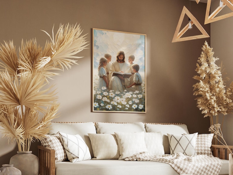 Puede incluir: Una pintura de Jes&uacute;s rodeado de ni&ntilde;os, todos sentados en un campo de flores blancas. Jes&uacute;s sostiene un libro y los ni&ntilde;os lo miran. La pintura est&aacute; enmarcada en un marco de madera claro.