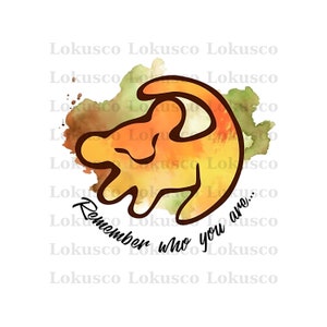 Peut inclure: Une illustration aquarelle de Simba, le lionceau du film d'animation Disney Le Roi Lion, avec les mots "Souviens-toi de qui tu es..." en cercle autour de lui.