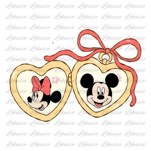 Op de afbeelding: Een goudkleurig hartvormig medaillon met Mickey en Minnie Mouse. Het medaillon heeft een roze lint en strik. Minnie Mouse draagt een roze strik en Mickey Mouse lacht. De achtergrond is wit.