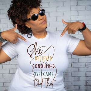 Prezent dla czarnej kobiety Tshirt, koszula melaninowa, czarna dziewczyna magia, odzież afroamerykańska, czarna kobieta inspirująca koszulka, ona jest koszulką