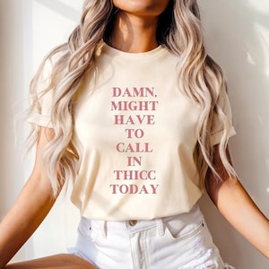 In Thic Today Comfort Colors-shirt moet je misschien bellen | Grappig T-shirt | T-shirt met ronde vormen | grappig cadeau grote maat | Wordt nu snel verkocht in 4 winkelwagentjes