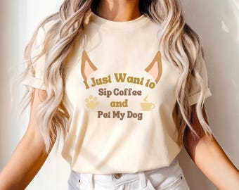 Colori confortevoli, maglietta per amanti del caffè, maglietta per amanti dei cani, regalo per amanti dei cani, idee regalo per proprietari di cani, maglietta per amanti dei cani, maglietta con cani e caffè,