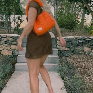 Flauschige Orangene Häkeltasche - Medium JOE - Handmade - Gehäkelte Tasche